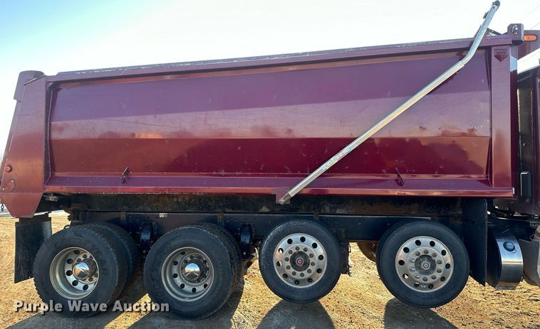 image for item LO9386 2019 Peterbilt 567  dump truck