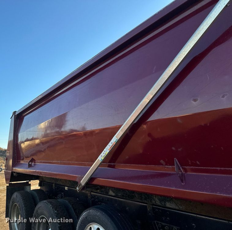 image for item LO9386 2019 Peterbilt 567  dump truck