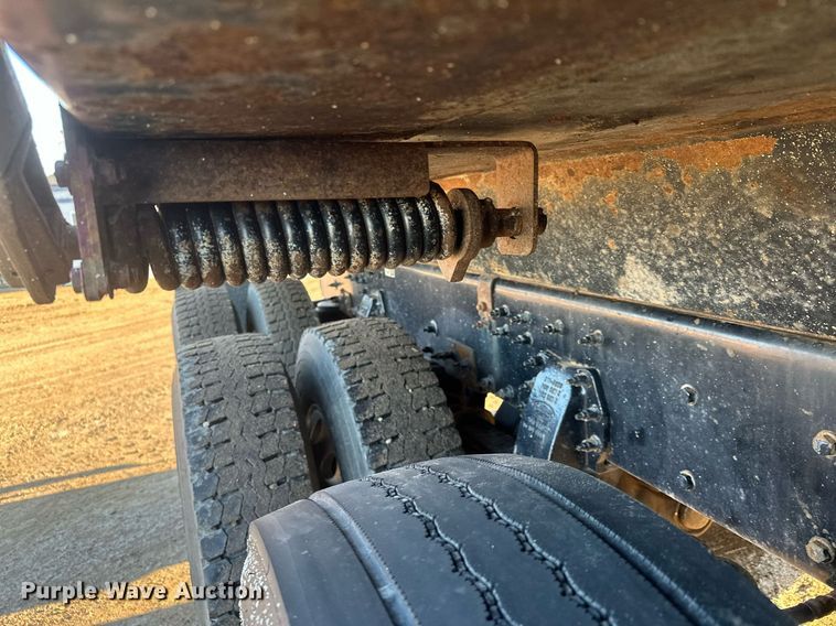 image for item LO9386 2019 Peterbilt 567  dump truck