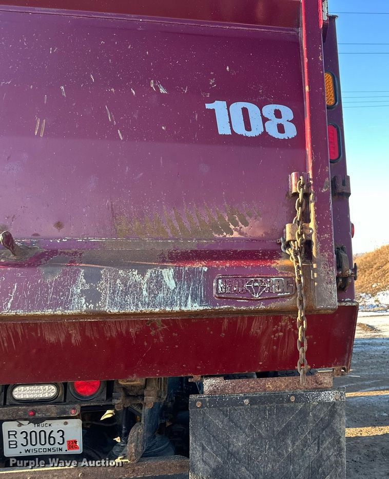 image for item LO9386 2019 Peterbilt 567  dump truck