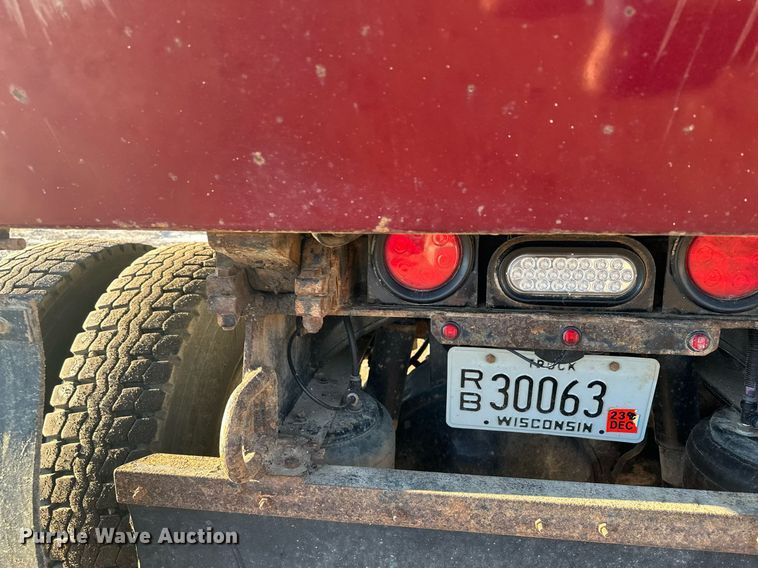 image for item LO9386 2019 Peterbilt 567  dump truck