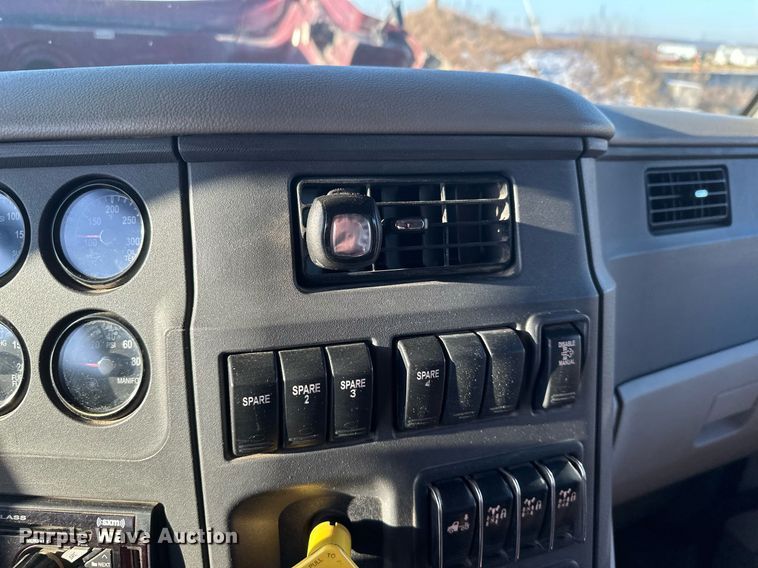 image for item LO9386 2019 Peterbilt 567  dump truck