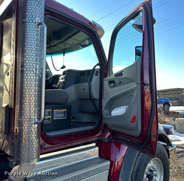 image for item LO9386 2019 Peterbilt 567  dump truck