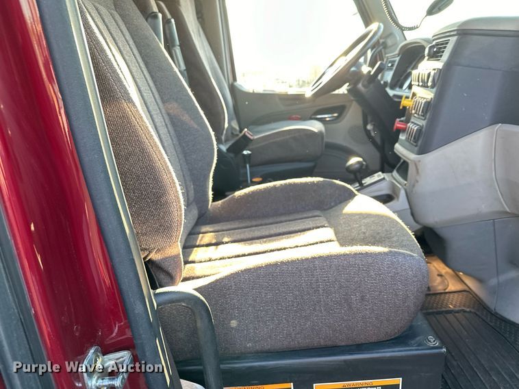 image for item LO9386 2019 Peterbilt 567  dump truck