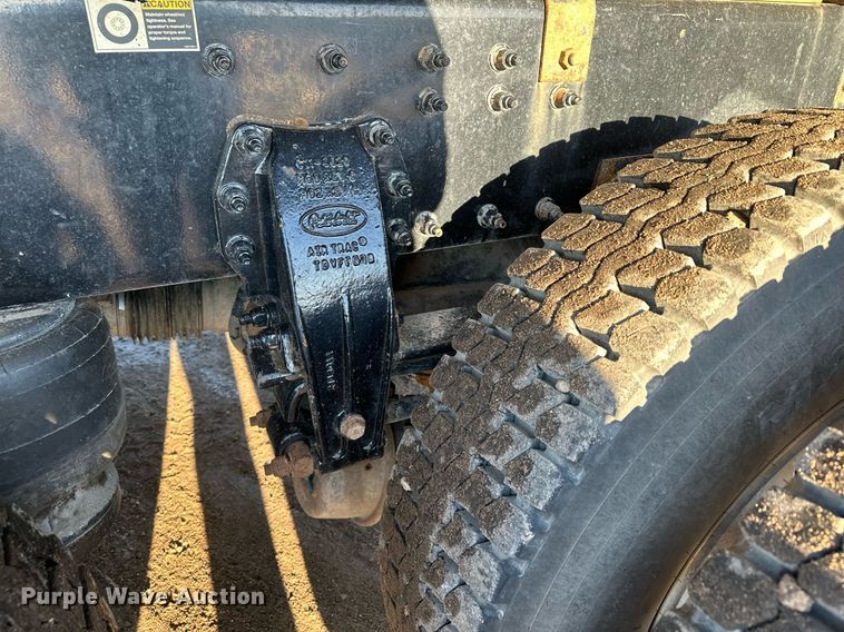 image for item LO9386 2019 Peterbilt 567  dump truck