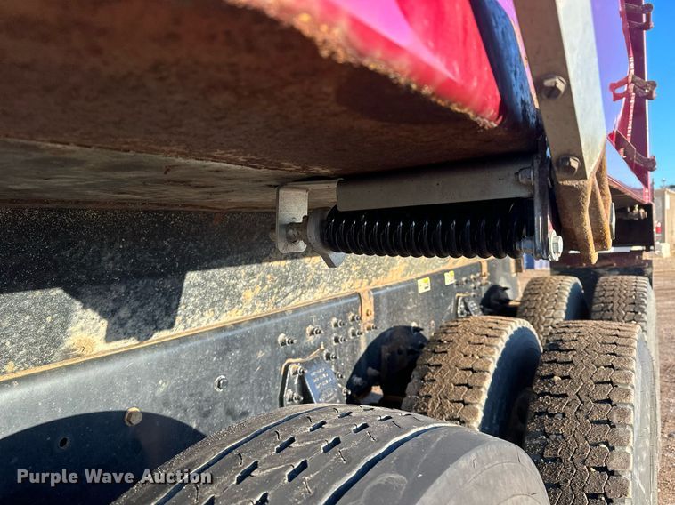 image for item LO9386 2019 Peterbilt 567  dump truck