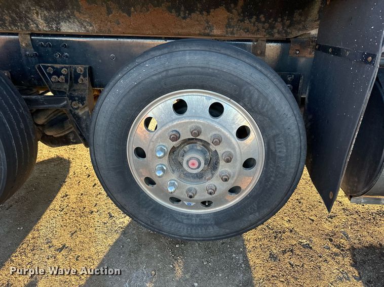 image for item LO9386 2019 Peterbilt 567  dump truck