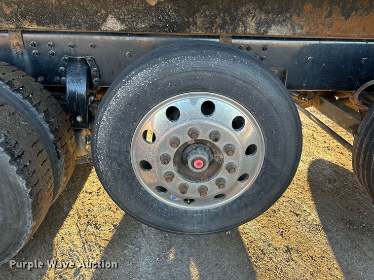 image for item LO9386 2019 Peterbilt 567  dump truck