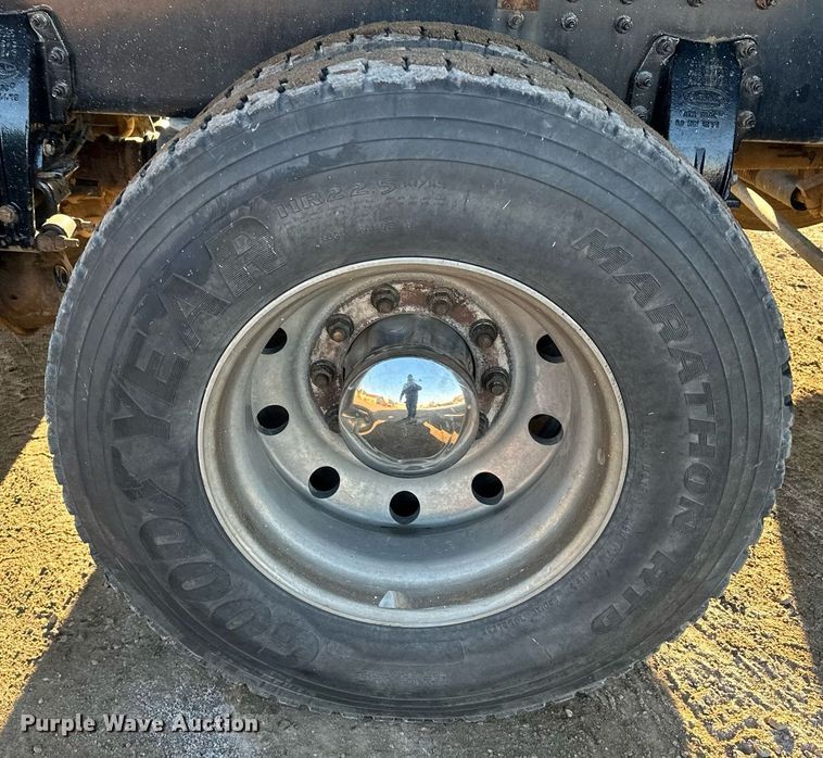 image for item LO9386 2019 Peterbilt 567  dump truck