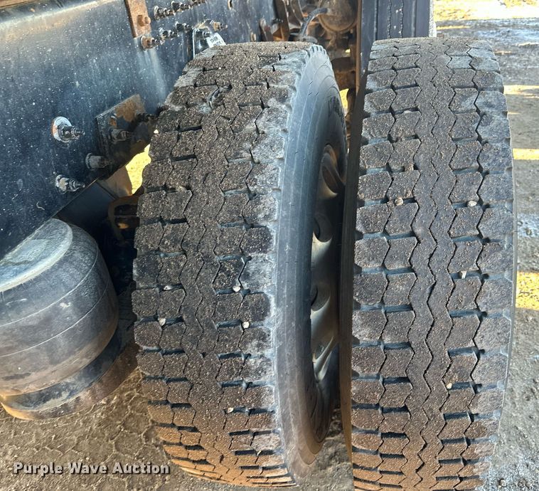 image for item LO9386 2019 Peterbilt 567  dump truck