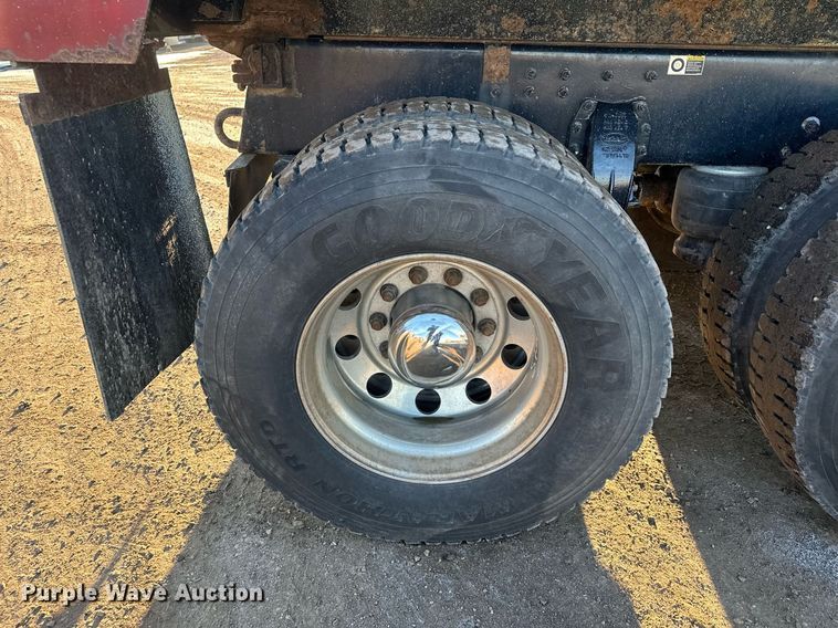 image for item LO9386 2019 Peterbilt 567  dump truck