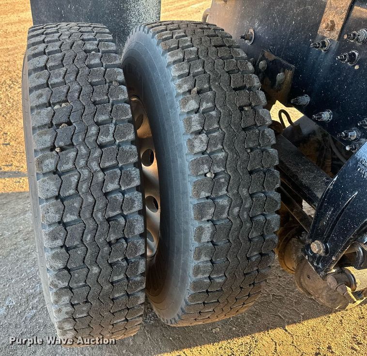 image for item LO9386 2019 Peterbilt 567  dump truck