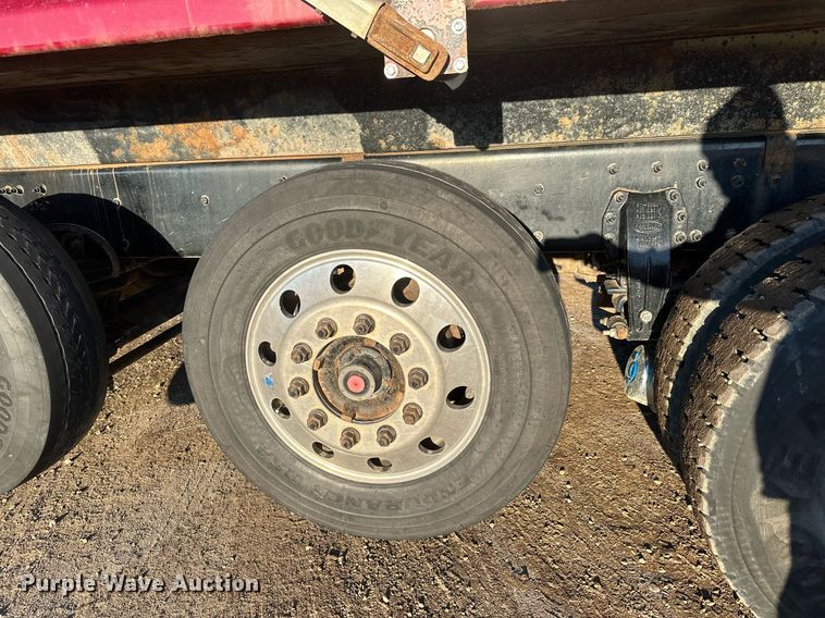 image for item LO9386 2019 Peterbilt 567  dump truck