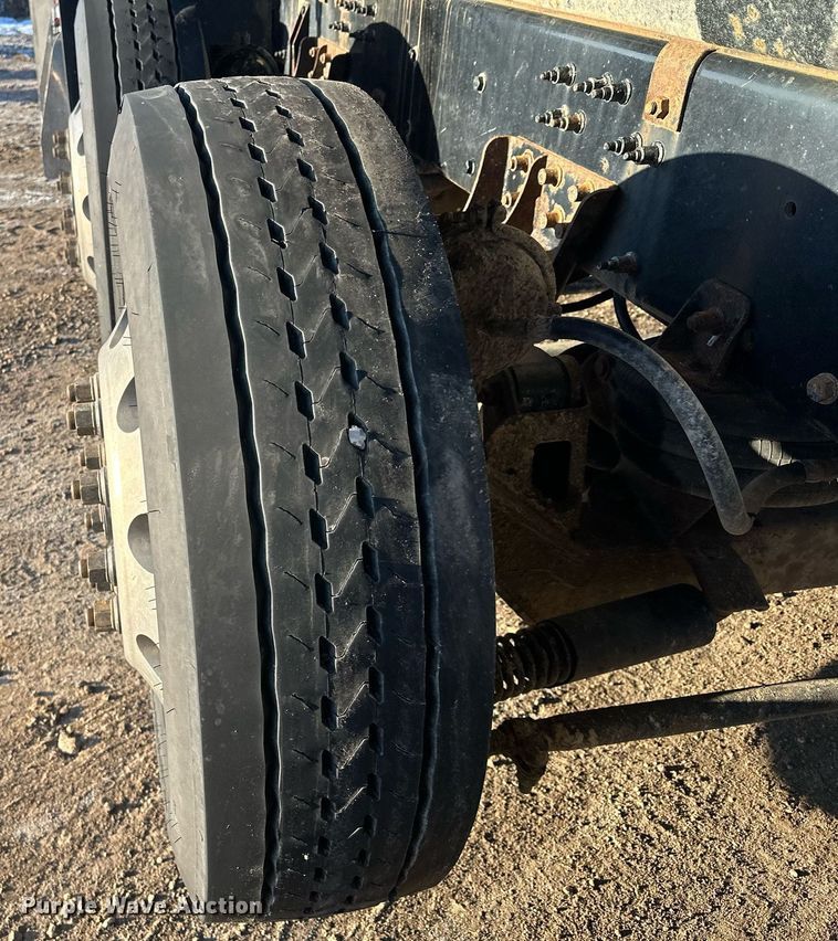 image for item LO9386 2019 Peterbilt 567  dump truck