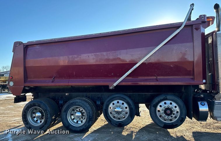 image for item LO9387 2019 Peterbilt 567  dump truck