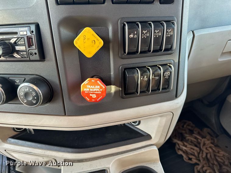 image for item LO9387 2019 Peterbilt 567  dump truck