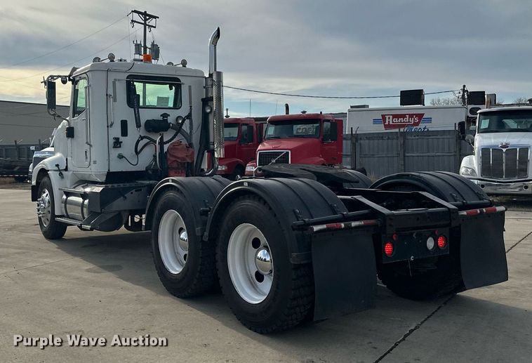 image for item LO9411 2006 International 9400i  semi truck