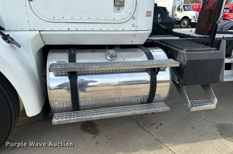 image for item LO9411 2006 International 9400i  semi truck