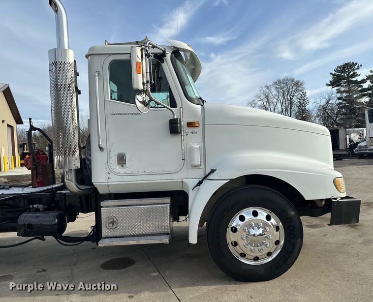 image for item LO9411 2006 International 9400i  semi truck