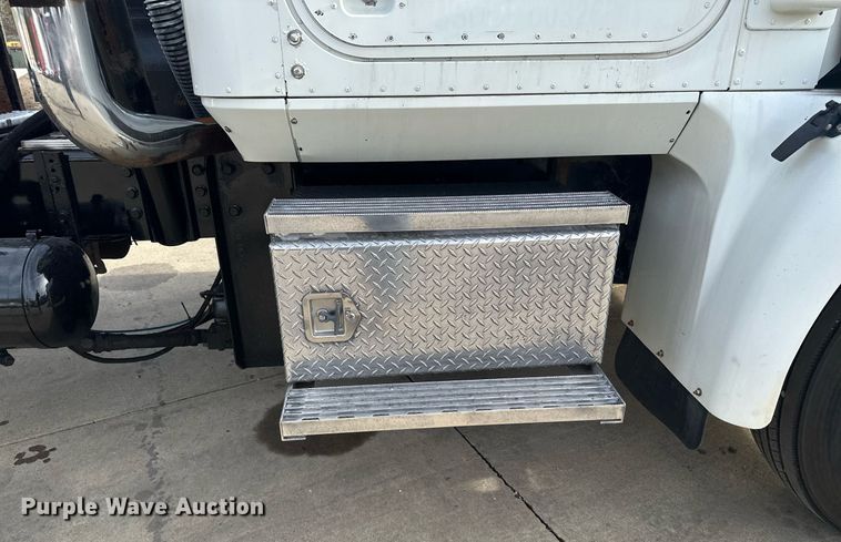 image for item LO9411 2006 International 9400i  semi truck