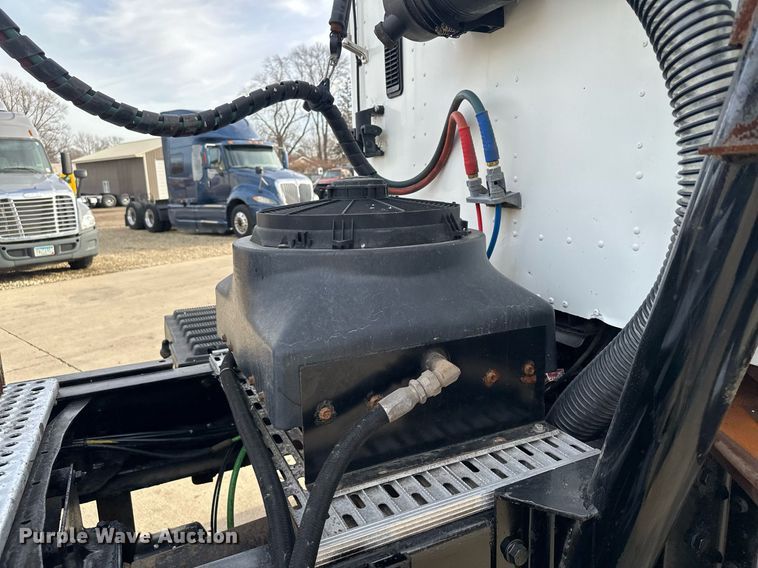 image for item LO9411 2006 International 9400i  semi truck