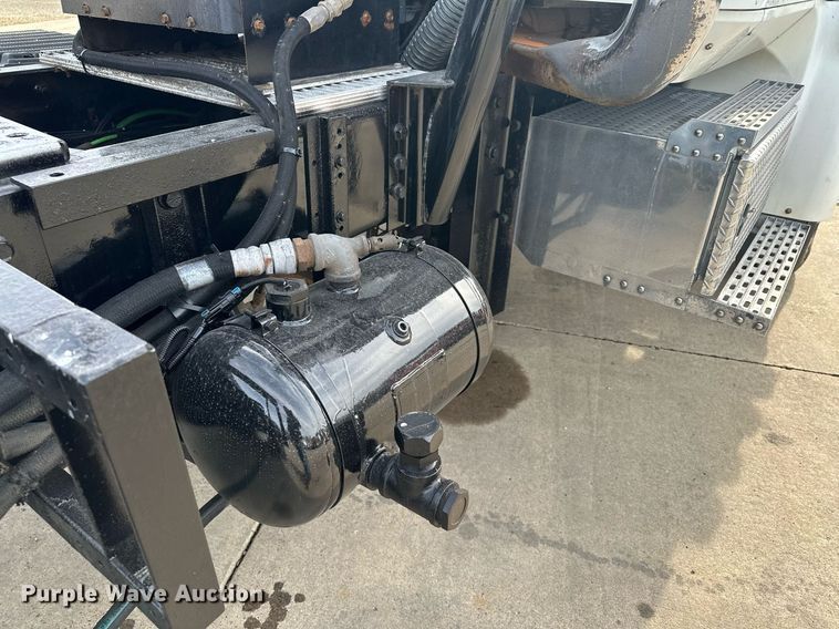 image for item LO9411 2006 International 9400i  semi truck