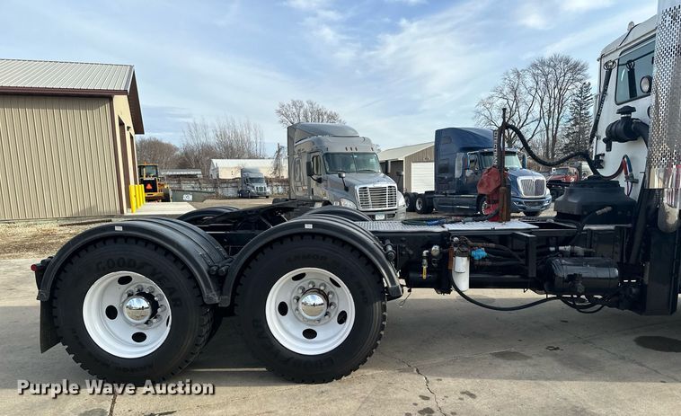 image for item LO9411 2006 International 9400i  semi truck