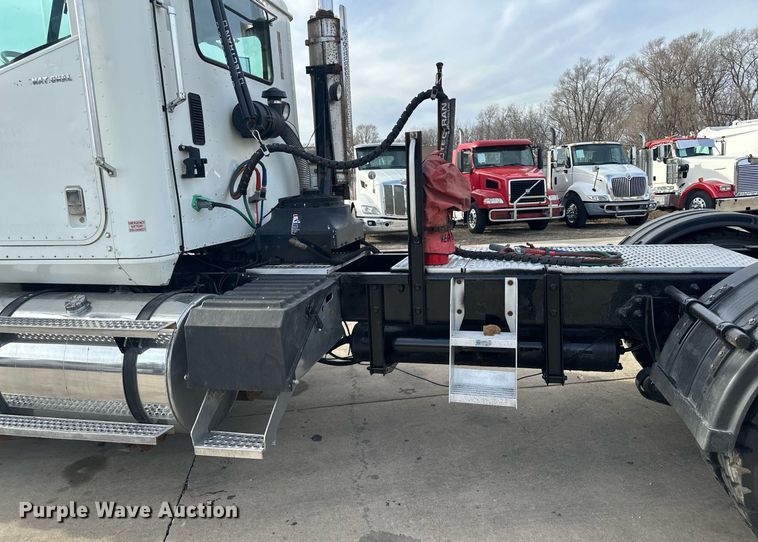 image for item LO9411 2006 International 9400i  semi truck