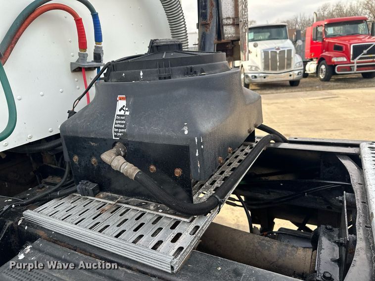 image for item LO9411 2006 International 9400i  semi truck