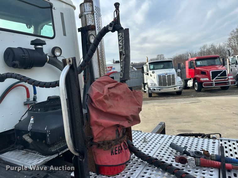 image for item LO9411 2006 International 9400i  semi truck