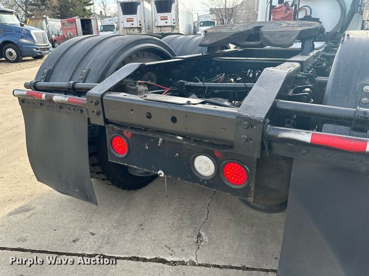 image for item LO9411 2006 International 9400i  semi truck