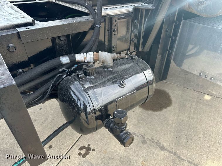 image for item LO9411 2006 International 9400i  semi truck