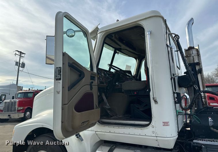 image for item LO9411 2006 International 9400i  semi truck