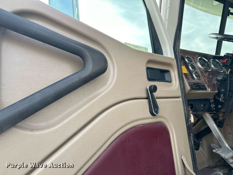 image for item LO9411 2006 International 9400i  semi truck