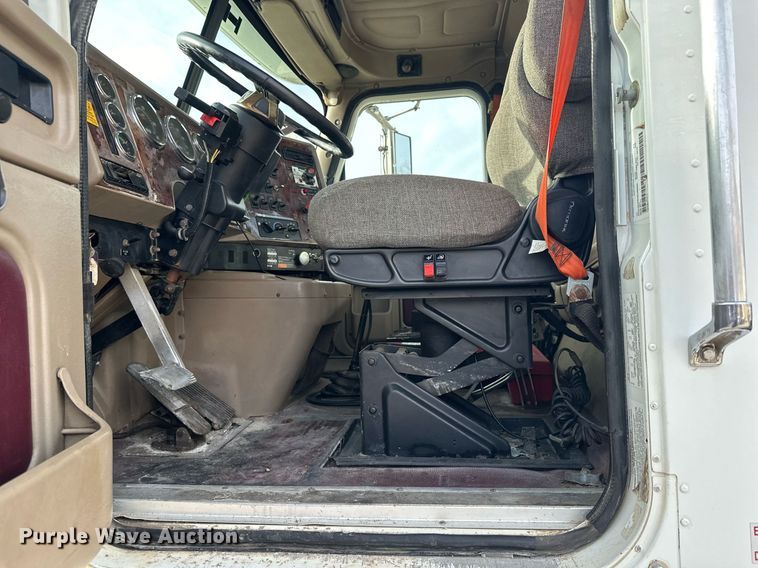 image for item LO9411 2006 International 9400i  semi truck