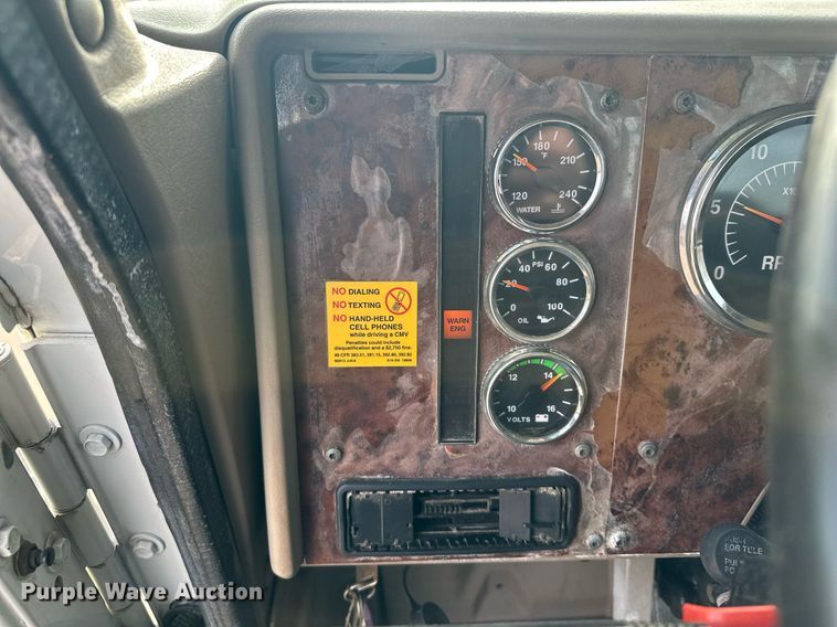 image for item LO9411 2006 International 9400i  semi truck