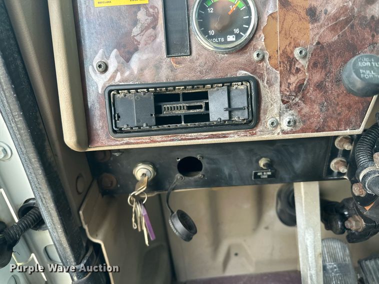 image for item LO9411 2006 International 9400i  semi truck