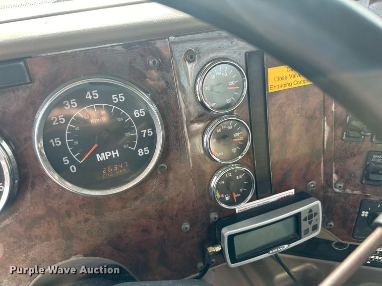 image for item LO9411 2006 International 9400i  semi truck