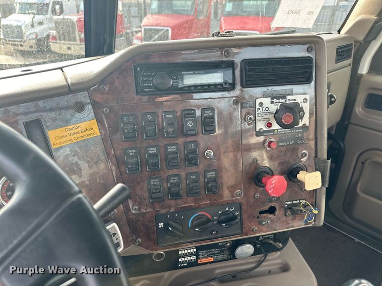 image for item LO9411 2006 International 9400i  semi truck