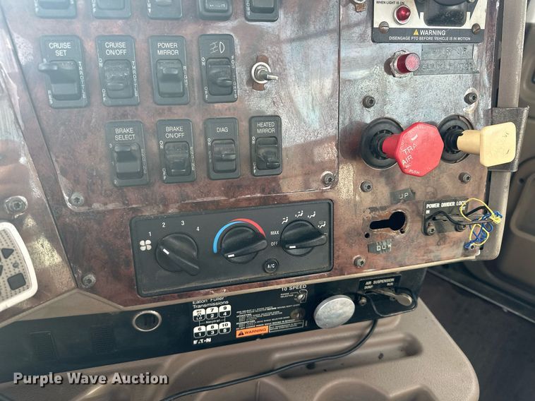 image for item LO9411 2006 International 9400i  semi truck