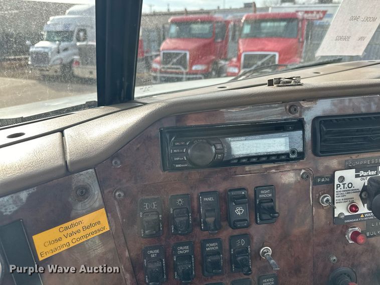 image for item LO9411 2006 International 9400i  semi truck