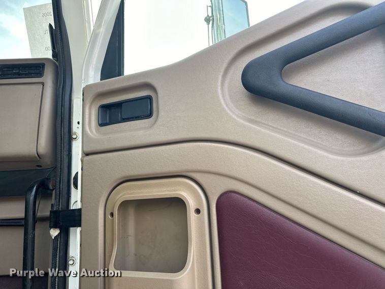 image for item LO9411 2006 International 9400i  semi truck