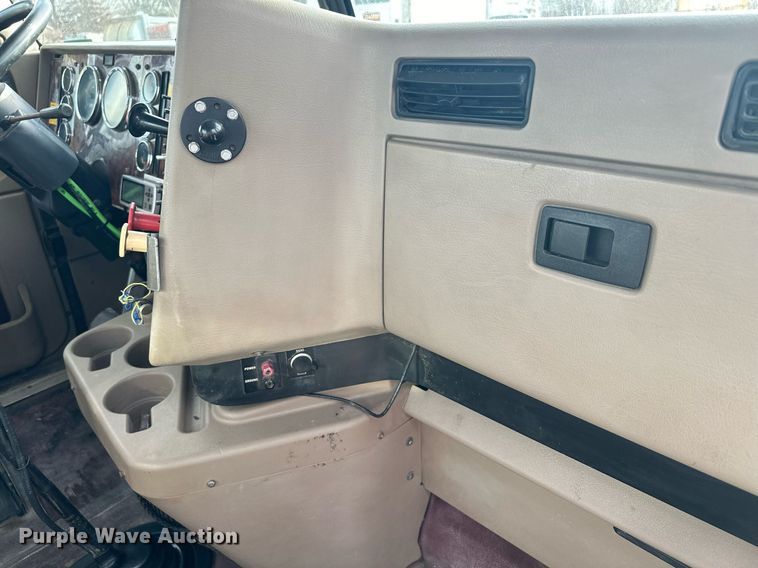 image for item LO9411 2006 International 9400i  semi truck