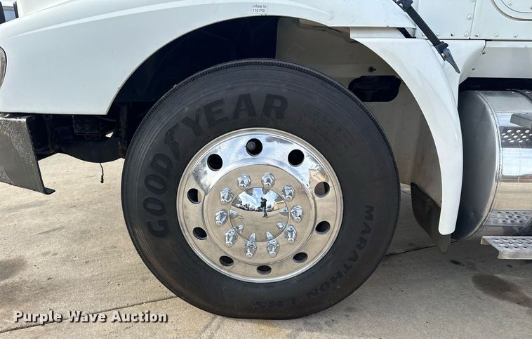 image for item LO9411 2006 International 9400i  semi truck