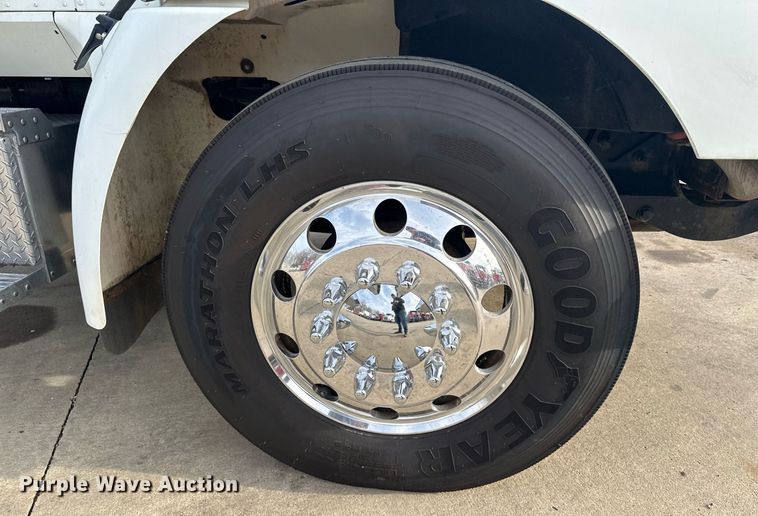 image for item LO9411 2006 International 9400i  semi truck