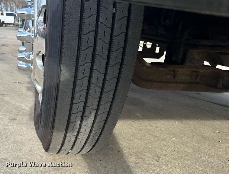 image for item LO9411 2006 International 9400i  semi truck