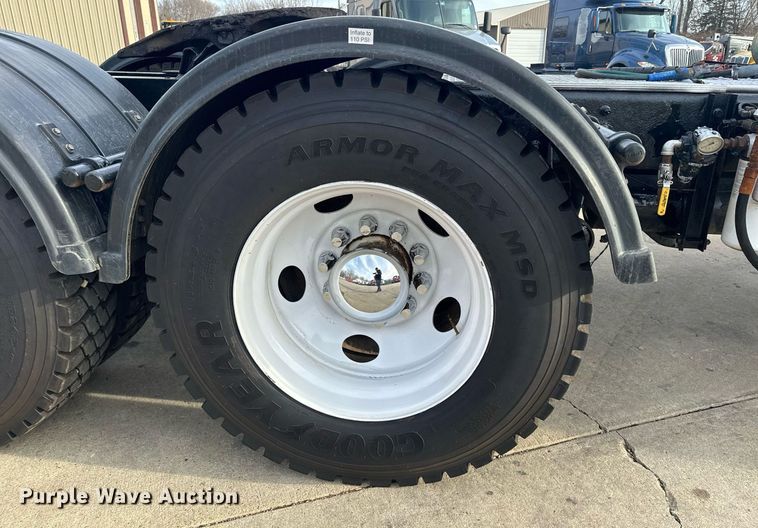 image for item LO9411 2006 International 9400i  semi truck