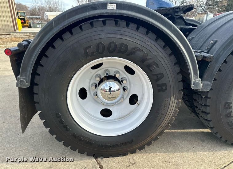 image for item LO9411 2006 International 9400i  semi truck