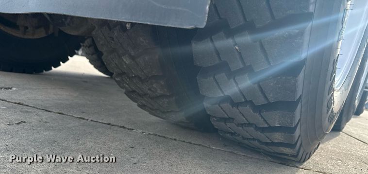 image for item LO9411 2006 International 9400i  semi truck