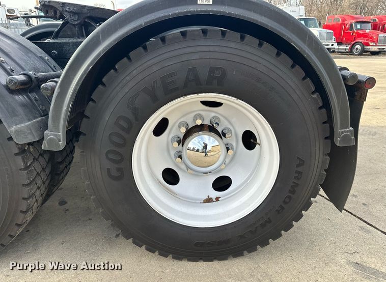 image for item LO9411 2006 International 9400i  semi truck